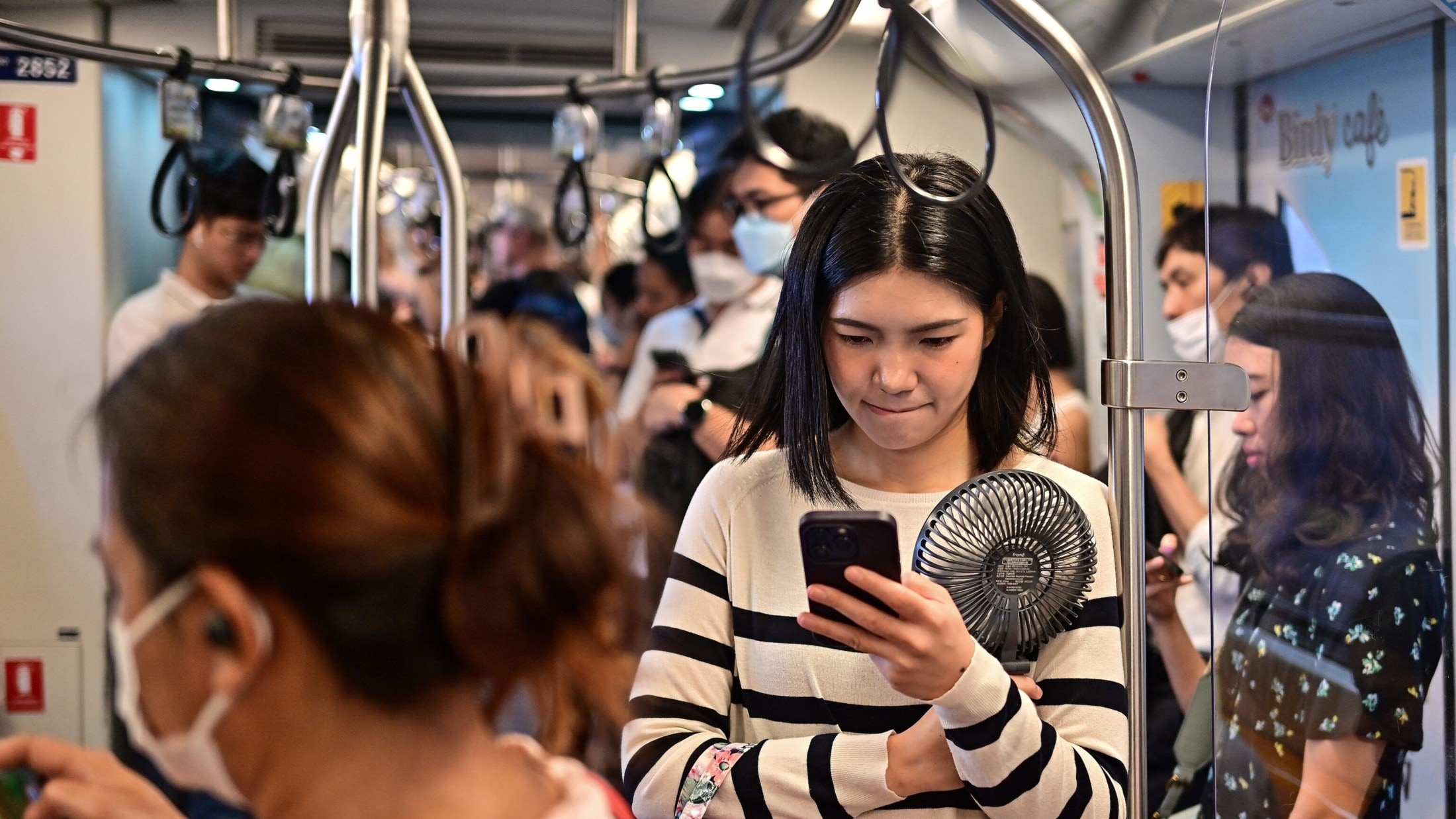 Egyesek a mini ventilátorokra támaszkodnak. (Bild: AFP) Egyesek a mini ventilátorokra támaszkodnak. (Bild: AFP)