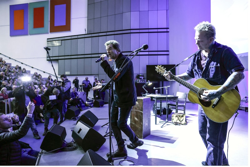 Campino machte den Hörsall zum Konzert und sang zusammen mit dem Gitarristen Andreas von Holst, alias Kuddel, während seiner Gastvorlesung an der Universität Düsseldorf. (Bild: Oliver Berg / dpa / picturedesk.com)