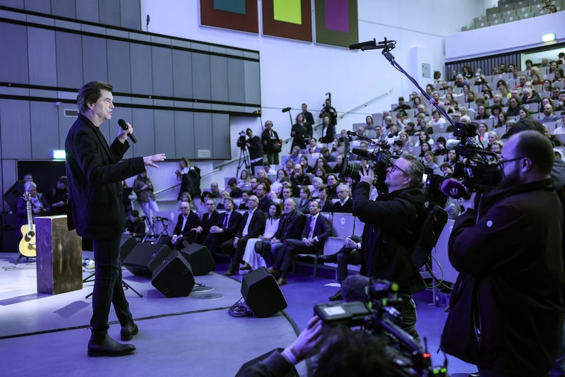 30.000 Leute hatten sich um einen Platz in Campinos Vorlesung beworben.  (Bild: Oliver Berg / dpa / picturedesk.com)