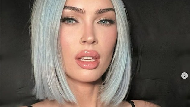 Megan Fox bir kez daha çarpıcı bir saç rengi seçmeye cesaret etti ve saçlarını maviye boyadı. (Bild: instagram.com/meganfox)