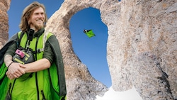Lukas Loibl schaffte das Unglaubliche und durchflog mit dem Wingsuit das Loch Aiguille Percée in ...
