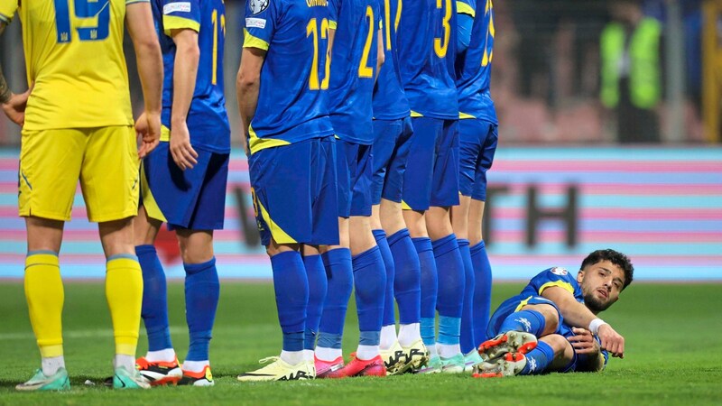 Vor 14 Tagen lag Jusuf Gazibegovic mit Bosnien in der EM-Quali am Boden. (Bild: Copyright 2022 The Associated Press. All rights reserved.)