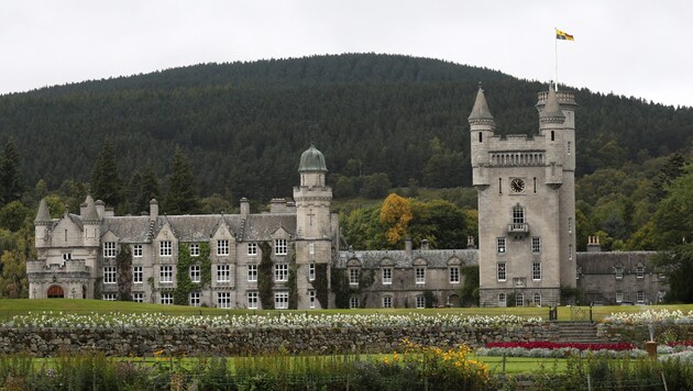 De Besichtungen von Schloss Balmoral ist ein relativ teures Vergnügen, aber einige Daten sind schon ausverkauft.  (Bild: APA/AFP/POOL/Andrew Milligan)