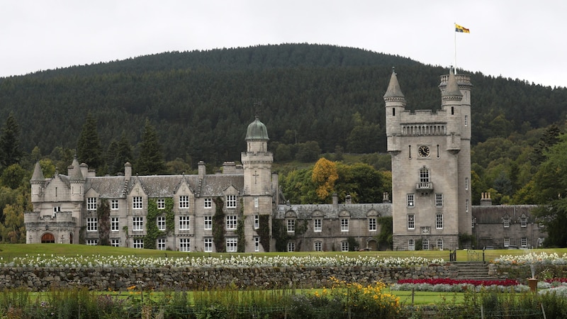 Die Royal Family verbringt ihren Sommerurlaub traditionellerweise auf Schloss Balmoral. (Bild: APA/AFP/POOL/Andrew Milligan)