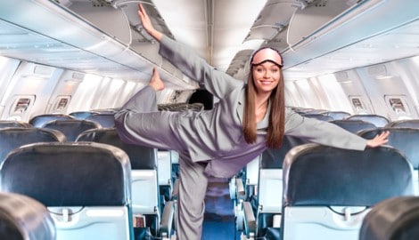 Mit den richtigen Tricks und Tipps kann man sich auch im Flugzeug gut ausruhen. (Bild: stock.adobe.com, Krone KREATIV)