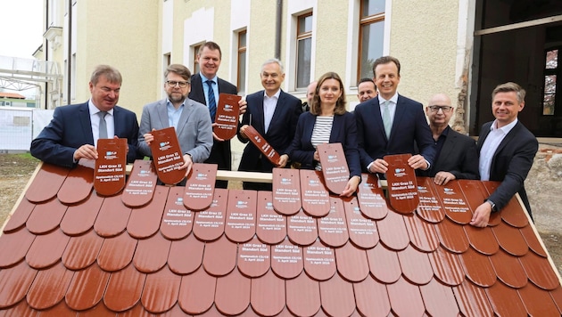 Instead of a ground-breaking ceremony, there was a symbolic "roof covering" for the renovation. Among others in attendance: Regional Health Councillor Karlheinz Kornhäusl (3rd from right), Kages CEO Gerhard Stark (4th from left), Michael Lehofer, Medical Director of LKH Graz II Süd (2nd from right). (Bild: Christian Jauschowetz)