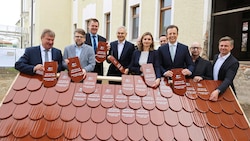 Statt Spatenstich gab eine für die Sanierung sinnbildliche „Dachabdeckung“. Mit dabei unter ...