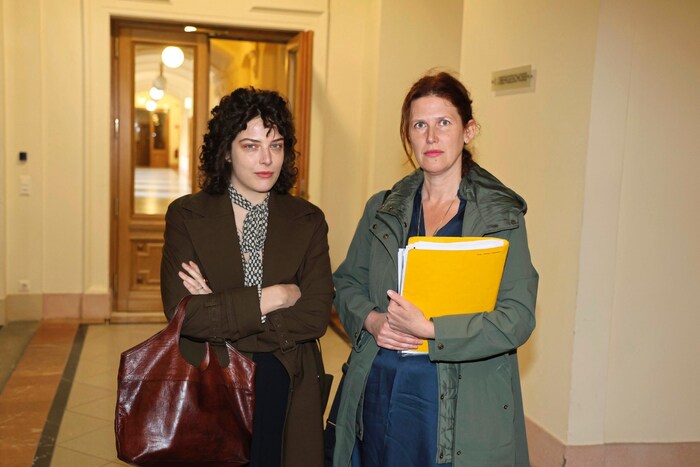 Die verklagte Schauspielerin Anna Werner Friedmann mit Anwältin Katharina Braun.