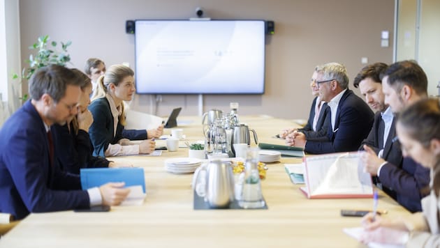 Finanzminister Magnus Brunner (ÖVP) ist zu Gast in Dänemark – die „Krone“ begleitet ihn.  (Bild: BKA)