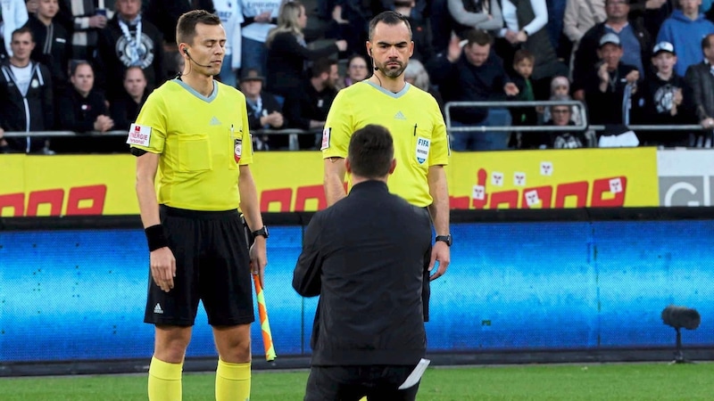 Der Kniefall und die Kritik an Schiri Ebner kam Sportchef Schicker teuer. (Bild: GEPA pictures)