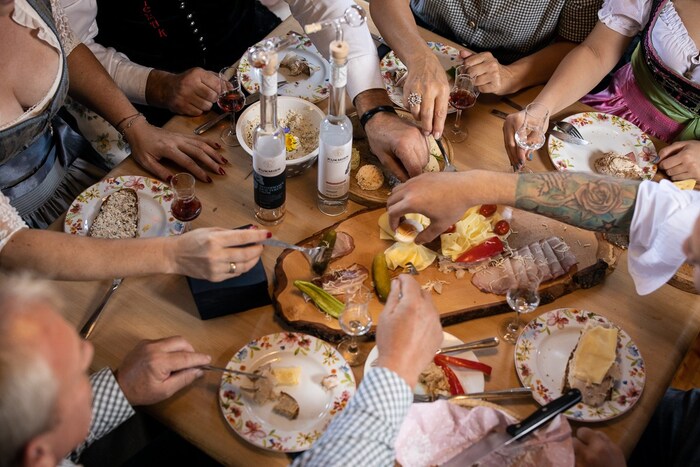 Genießen Sie Ihren Urlaub im Südburgenland bei den regionalen Buschenschanken.