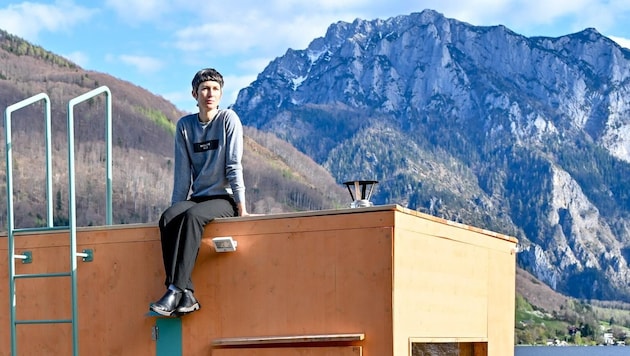 Der Traunsee und die Berge: Eine schöne Kulisse für die schwimmende Sauna (Bild: Dostal Harald)