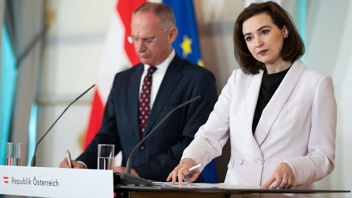 İçişleri Bakanı Gerhard Karner (ÖVP) ve Adalet Bakanı Alma Zadic (Yeşiller) 