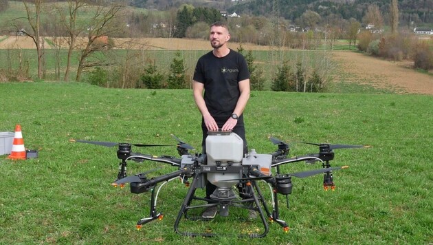 The giant drone can do the sowing alone! (Bild: LWK)