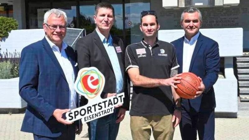 Gut aufgestellt: Knor (2. v. l.) mit Bürgermeister Steiner, Coach Jambor und Landesrat Dorner. (Bild: Nord Dragonz)