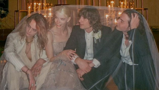 Anya Taylor-Joy (center) has now confirmed on Instagram that she has been married to Malcom McRae for two years. (Bild: instagram.com/anyataylorjoy)
