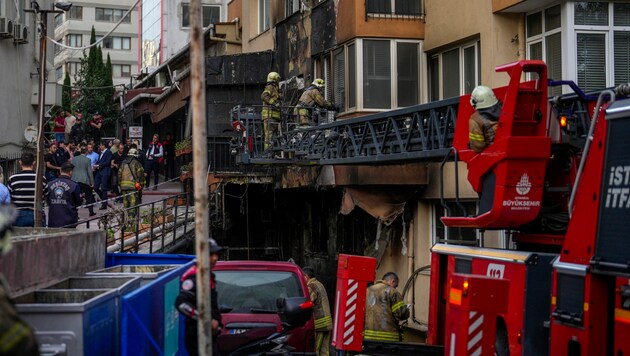 İl yönetimine göre, yangının inşaat çalışmalarıyla bağlantılı olarak başladığı düşünülüyor. (Bild: AP)