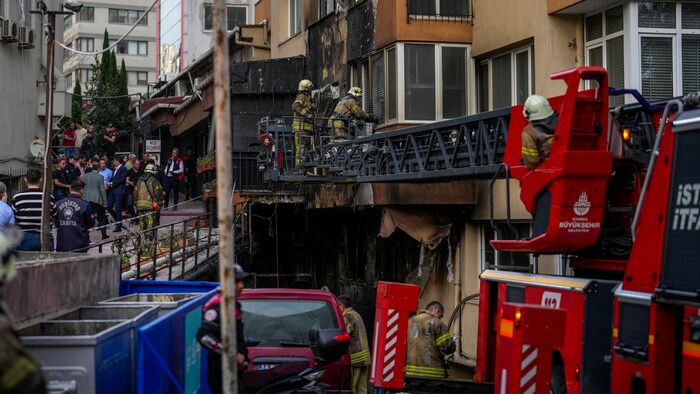 Laut Angaben der Provinzverwaltung soll das Feuer im Zusammenhang mit Bauarbeiten entstanden sein.