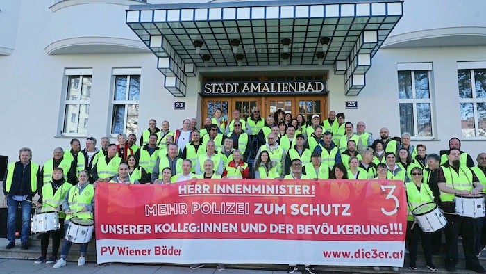 Employees of MA 44 (Vienna's public baths) demonstrated loudly in front of the Amalienbad on ...