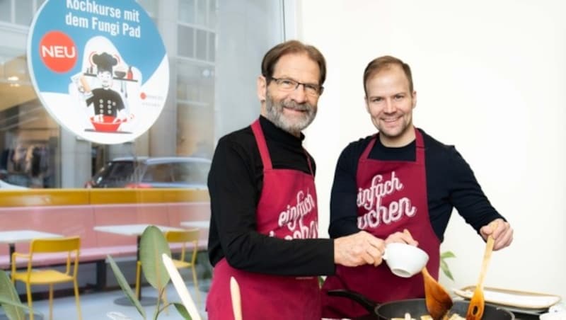 Hermann und Thomas Neuburger beim Kochen der neuen Wrenkh-Rezepte (Bild: Himmelhoch/Sattlegger)