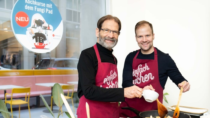 Hermann und Thomas Neuburger beim Kochen der neuen Wrenkh-Rezepte