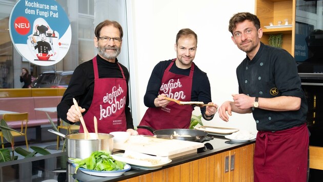 From the left: Hermann and Thomas Neuburger and Karl Wrenkh cooking together (Bild: Himmelhoch/Sattlegger)