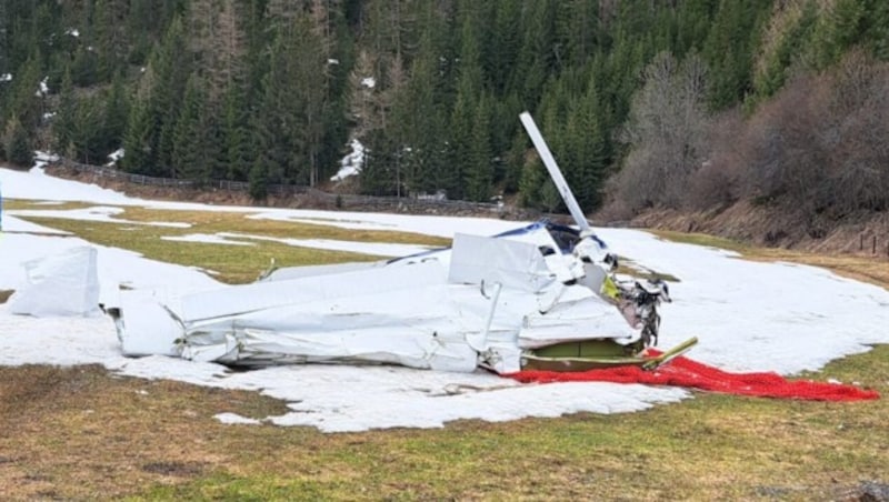 Das Wrack wurde am Mittwoch ins Tal geflogen. (Bild: zVg)