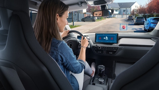 Ein Ball rollt auf die Straße. Durch KI sollen Autos lernen, dass ein Kind folgen könnte. (Bild: Bosch)