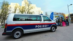 Die Polizei und mehrere Dienststellen der Stadt zeigen am Brennpunkt Reumannplatz – im Hintergrund das Amalienbad – seit mehreren Tagen eine verstärkte Präsenz. (Bild: EVA MANHART / APA / picturedesk.com)