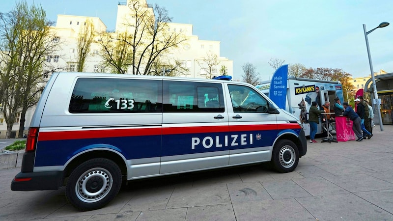 Die Polizei und mehrere Dienststellen der Stadt zeigen am Brennpunkt Reumannplatz – im Hintergrund das Amalienbad – seit mehreren Tagen eine verstärkte Präsenz. (Bild: EVA MANHART / APA / picturedesk.com)