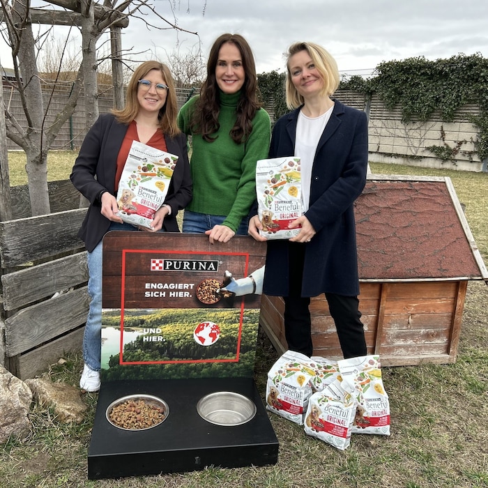 Futtervorrat für drei Monate: Katharina Krenn (links) und Elena Grishko (rechts) von Nestlé Purina freuen sich gemeinsam mit Maggie Entenfellner, wenn „Zeus“ sein Zuhause findet.
