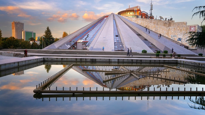 Schöne Aussicht: Die treppenreiche Pyramide in Tirana: weißer Marmor, Glas und roter Stahl