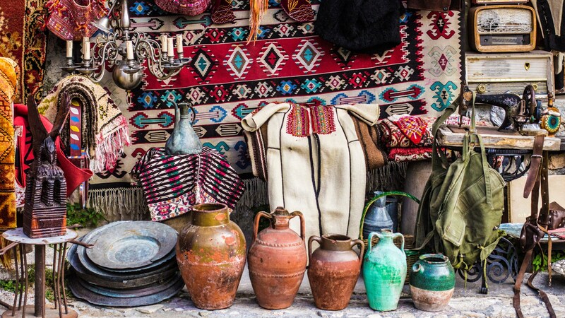 Kunsthandwerk auf dem Souvenir-Markt in Kruja (Bild: Natalia - stock.adobe.com)