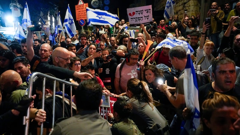 Bereits die vierte Nacht in Folge kam es zu heftigen Protesten in Israel. (Bild: AP)