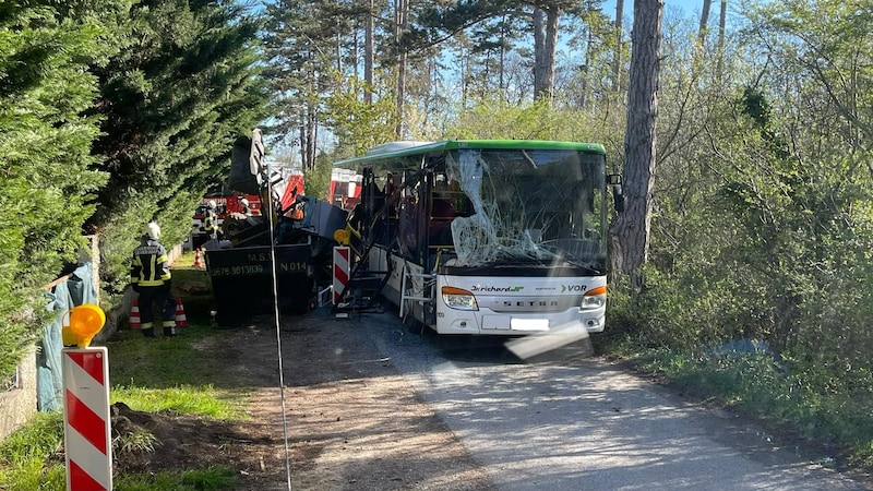 Im Linienbus befanden sich zum Zeitpunkt der Kollision keine Fahrgäste, auch der Fahrer blieb verschont. (Bild: FF Gänserndorf)