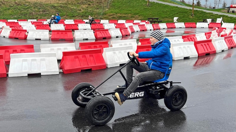 Schnelle Runden dreht Jonathan auf der Gokartbahn. (Bild: L. Lusetzky)