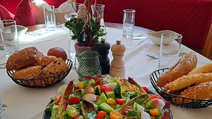 Delicacies such as home-grown olive oil, but also wine - and of course beer - are offered from ...