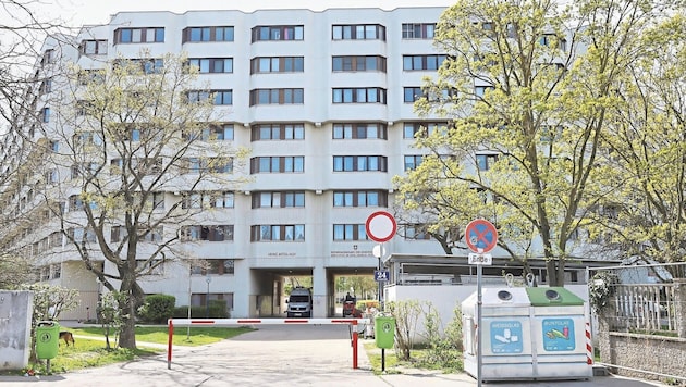 Where the rouble rolled: Information was probably exchanged for cash several times in the powerful Nittel-Hof in the north of Vienna. Officials are said to have removed files and data carriers from the apartment on a grand scale. (Bild: Klemens Groh)