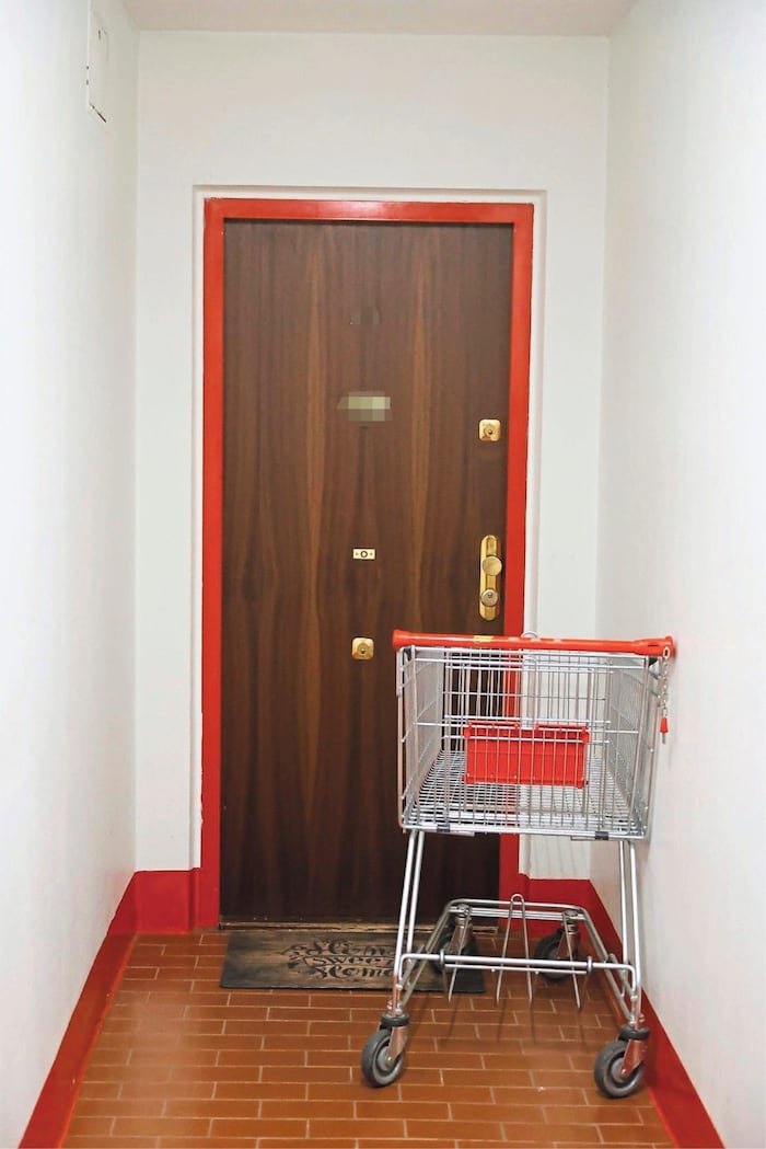 Behind this apartment door, which is secured with an impressive three locks, a real spy thriller ...