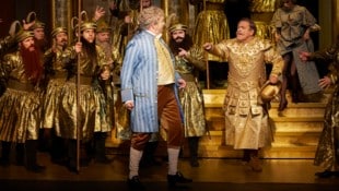Antonio Salieri (li., Christoph Wagner-Trenkwitz) trifft Kublai Khan (Carlo Lepore). (Bild: Theater an der Wien / Herwig Prammer)