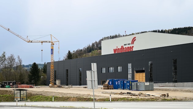 Work on the construction site in Pinsdorf has been suspended since the beginning of the year. The site is monitored by video cameras. (Bild: Markus Wenzel)