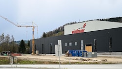 Seit Anfang des Jahres sind die Arbeiten an der Baustelle in Pinsdorf eingestellt. Das Areal wird durch Videokameras bewacht. (Bild: Markus Wenzel)