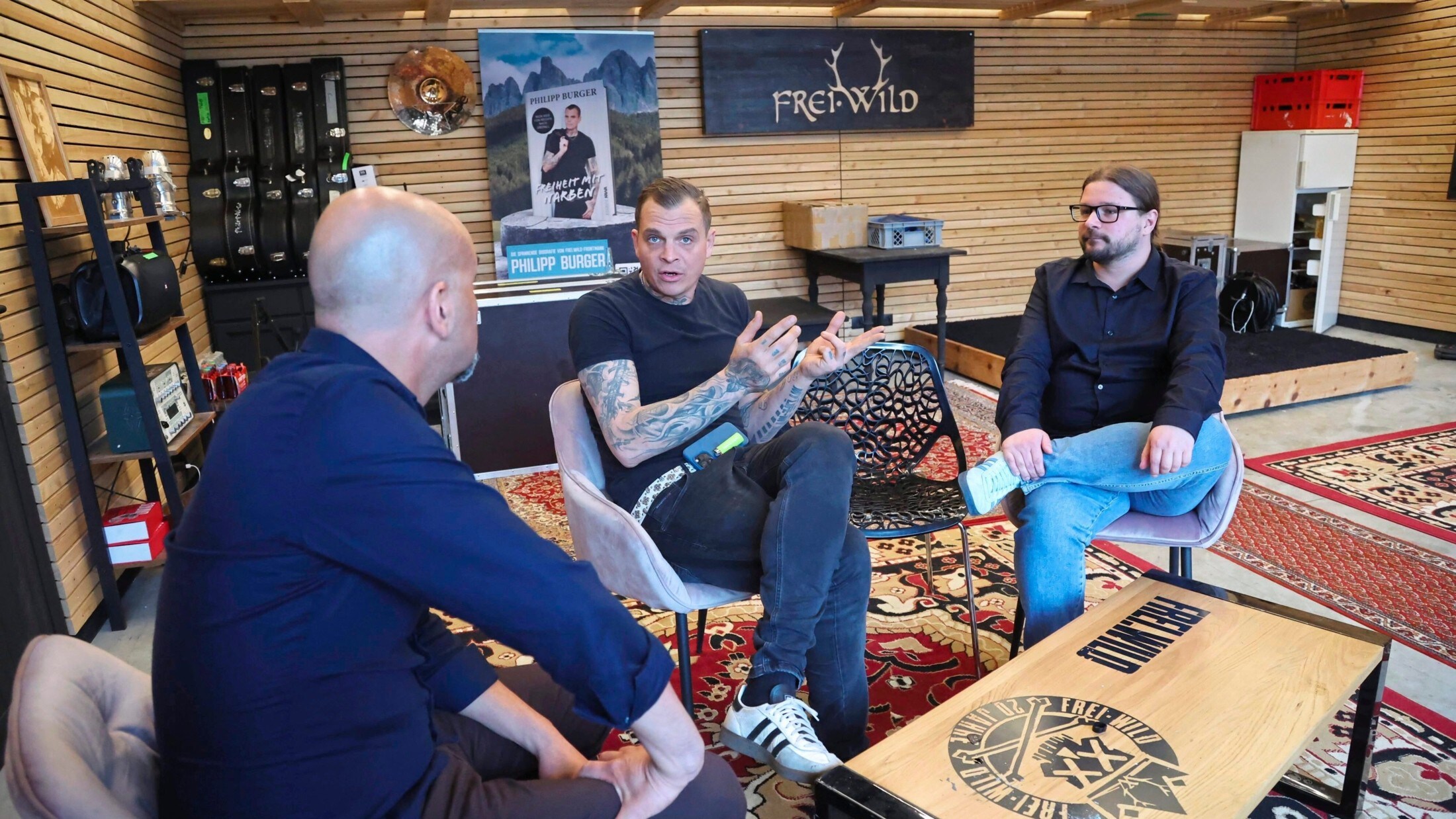 Krone+ editors Michael Pichler (left) and Lukas Luger in conversation with Burger (Bild: Johanna Birbaumer)