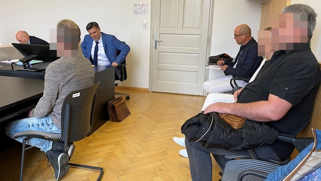 The two opponents met in the courtroom: the passenger on the left and the taxi driver on the right. (Bild: Chantal Dorn, Krone KREATIV)