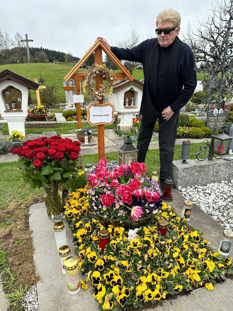 Er trauert um seine große Liebe: Heino am 45. Hochzeitstag an der Grabstätte seiner Hannelore. (Bild: Helmut Werner Management)