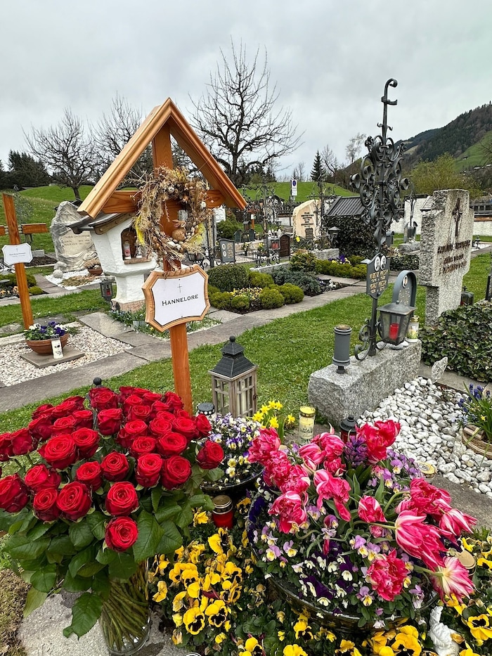 Am 8. November 2023 verstarb Hannelore. Sie wurde am Friedhof in Kitzbühel beigesetzt.