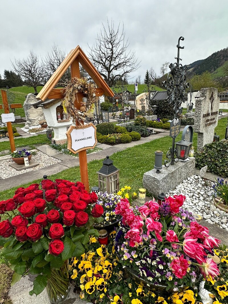 Am 8. November 2023 verstarb Hannelore. Sie wurde am Friedhof in Kitzbühel beigesetzt. (Bild: Helmut Werner Management)