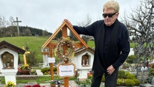 Heino am Mittwoch am Kitzbüheler Friedhof an der letzten Ruhestätte seiner großen Liebe Hannelore. (Bild: Helmut Werner Management)