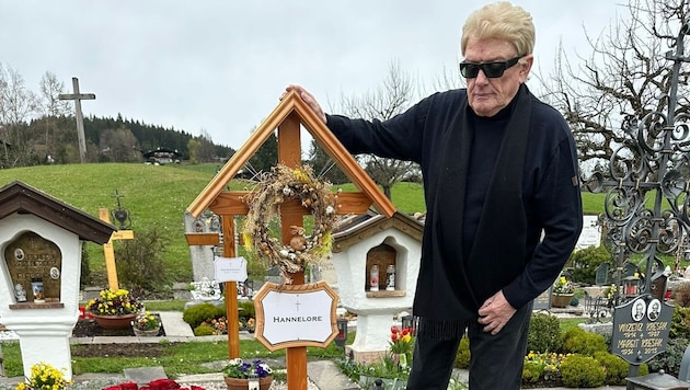 Heino on Wednesday at the Kitzbühel cemetery at the final resting place of his great love Hannelore. (Bild: Helmut Werner Management)