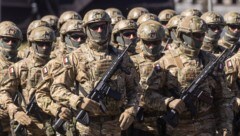 Polnische Soldaten bei einer Parade in Warschau (Bild: APA/AFP/Wojtek RADWANSKI)